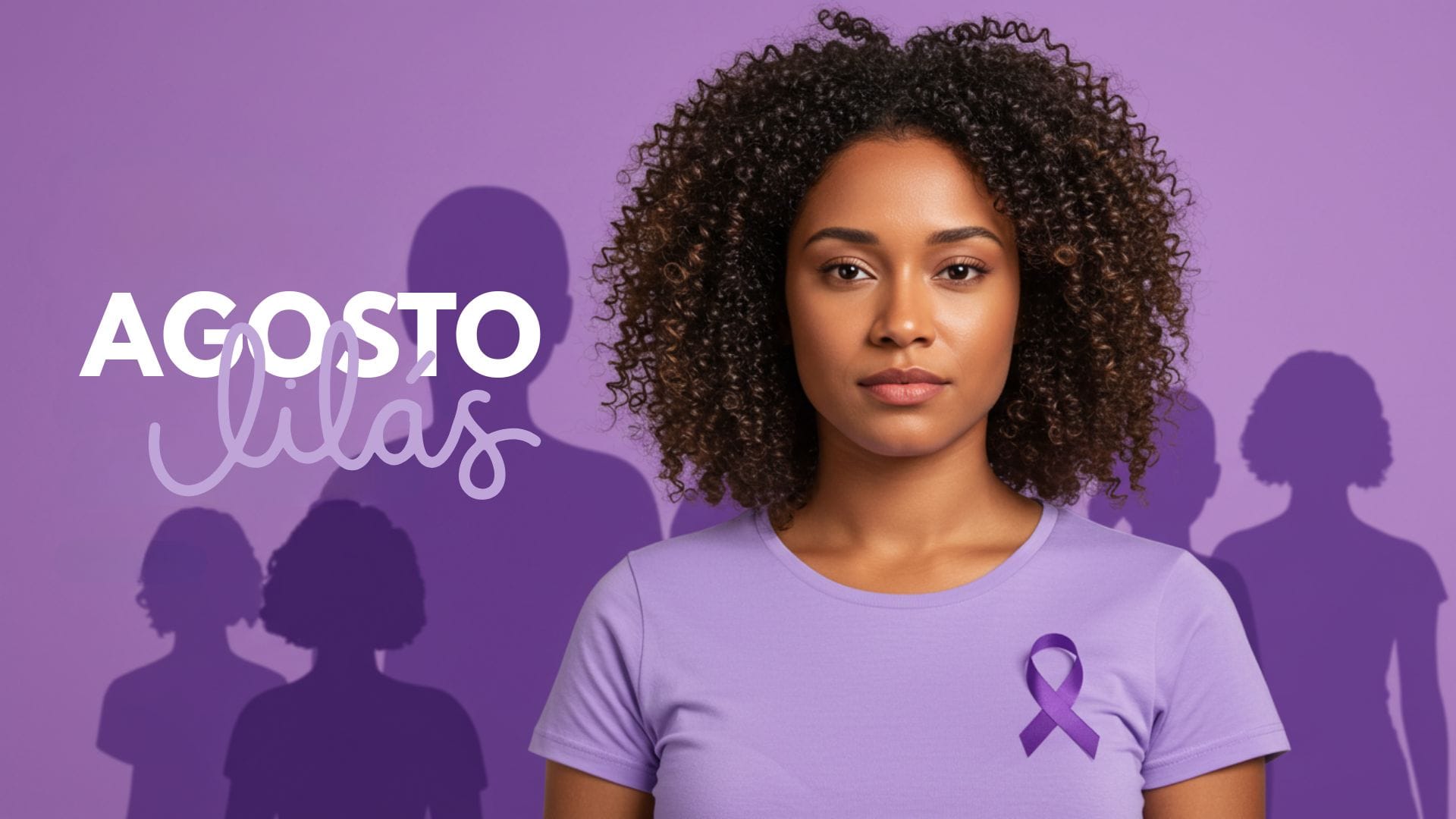 Uma mulher brasileira de pele morena clara, expressão firme e serena, usando camiseta lilás em um fundo com tons suaves da mesma cor. Ao fundo, silhuetas simbólicas de outras mulheres unidas, representando sororidade. O cenário transmite esperança e força. Elementos visuais sutis indicam proteção, como luz suave em torno da personagem principal. O estilo é realista e levemente editorial, próprio para capa de artigo informativo sobre violência contra a mulher no contexto do Agosto Lilás.